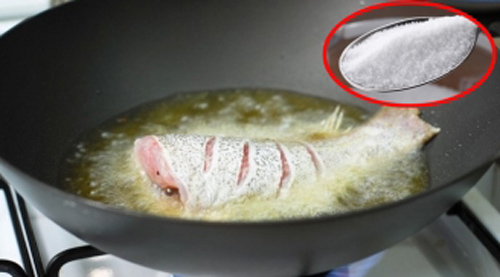 Thêm thứ gia vị này vào chảo, rán cá không bao giờ bị sát lại còn vàng ruộm, thơm phức