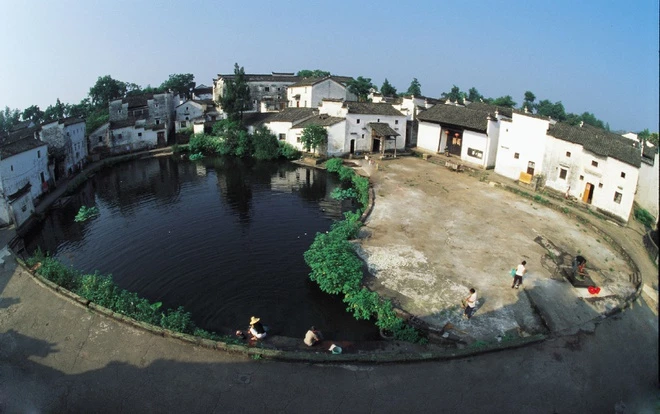 Hồ Chuông là hình ảnh thái cực với hai nửa âm dương rõ rệt, nằm ở trung tâm và là điểm trũng nhất của thôn Bát Quái. Ảnh: Weixin.