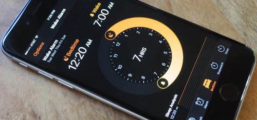 Bên cạnh việc đặt báo thức, phiên bản iOS mới nhất cũng có khả năng bắt người dùng đi ngủ đúng giờ. Mở ứng dụng Đồng hồ trên iPhone và chọn dòng Bedtime ở cuối để bắt đầu. Nó cho phép người dùng chọn thời gian báo thức và khoảng thời gian muốn ngủ, qua đó đảm bảo bạn đủ giấc.