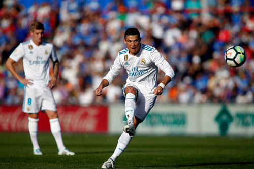 CLIP: Những pha đá phạt góc hẹp thành bàn khiến khán giả sửng sốt