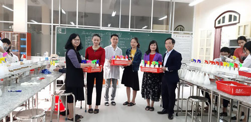 Huế: Thầy trò lớp 10 làm nước rửa tay phòng dịch Corona tặng các trường