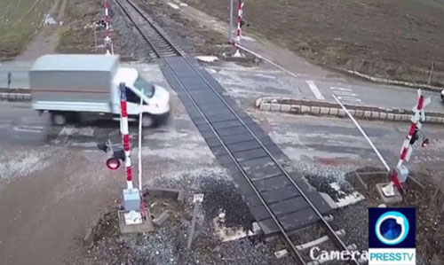 Clip: Kinh hoàng chiếc xe tải bị tàu hỏa húc văng hàng trăm mét 