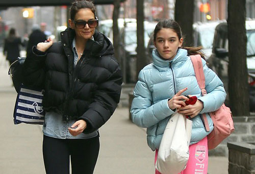 Xót xa khi Suri càng lớn càng giống Tom Cruise nhưng 8 năm trời chưa bao giờ được bố ngó ngàng