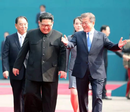 Chủ tịch Triều Tiên Kim Jong-un và Tổng thống Hàn Quốc Moon Jae-in. (Ảnh: AP)