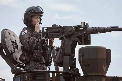 Quân đội Hàn Quốc không có chế độ nghĩa vụ quân sự đối với nữ giới trong khi mọi nam giới của nước này đều phải phục vụ tối thiểu 21 tháng trong quân ngũ. Nguồn ảnh: Sina.