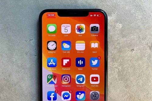 Khi ghi màn hình iPhone, bạn sẽ thấy một phần nền đỏ phía trên. Nhấn vào đó, iPhone sẽ hiển thị một thông báo là bạn có xác nhận kết thúc video hay không. Nếu xác nhận video sẽ được lưu vào bộ sưu tập. Điều đặc biệt là video đã kết thúc từ lúc bạn chạm vào phần màu đỏ và toàn bộ thao tác sau đó đều không bị ghi lại.
