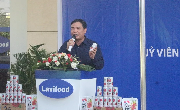 Bộ trưởng Bộ NN&PTNT Nguyễn Xuân Cường rất phấn khởi khi thấy doanh nghiệp đã chế biến thanh long thành được nhiều sản phẩm có giá trị kinh tế cao