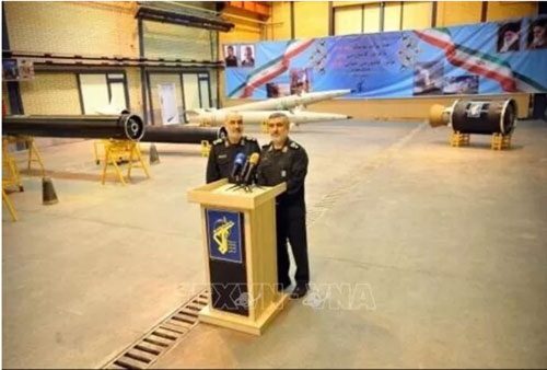 Iran ra mắt tên lửa đạn đạo và động cơ thế hệ mới