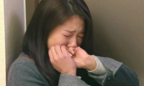 Thấy chồng lén cầm 1 gói đen vào nhà vệ sinh, tôi theo dõi ai ngờ phát hiện ra sự thật 'động trời'