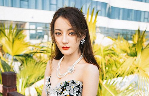 Địch Lệ Nhiệt Ba chấm dứt hợp đồng với công ty của Dương Mịch?