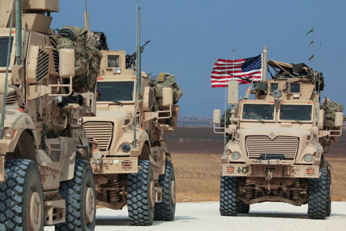 Xe bọc thép Nga húc thẳng thiết giáp Mỹ khi bị cản đường?