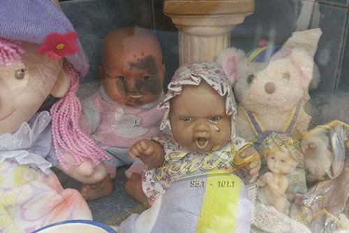Bí ẩn 'rùng mình' về con búp bê biết... khóc trong mộ bé gái
