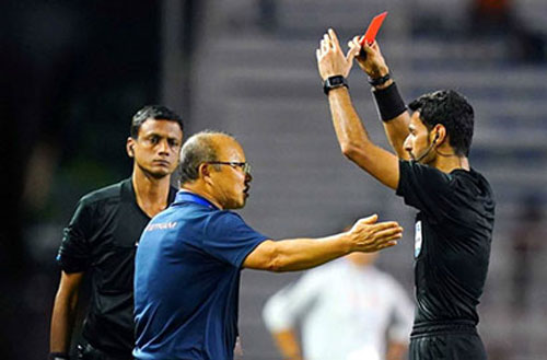 HLV Park Hang Seo bị cấm 4 trận, phạt 5.000 USD vì phản ứng ở SEA Games 30