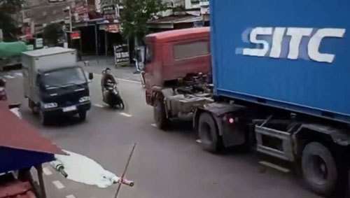 Clip: Phóng nhanh vượt ẩu, hai thanh niên suýt tông thẳng vào container