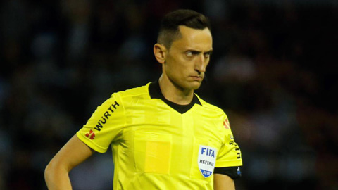 Trọng tài bắt trận Betis - Barca bị treo còi vì mắc quá nhiều sai lầm