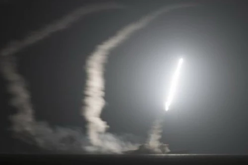 Hiện chưa rõ lực lượng nào đã thực hiện vụ phóng tên lửa trên. Ảnh: Al Masdar News.