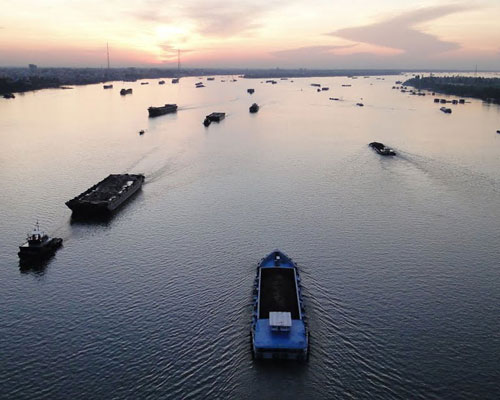 Tới giáp ranh giữa thành phố Vĩnh Long và Tiền Giang, nó được tách làm ba nhánh lớn: Nhánh Cổ Chiên (tức sông Cổ Chiên), Hàm Luông (tức sông Hàm Luông) và Mỹ Tho (tức sông Mỹ Tho). Ảnh: Nhựt Trịnh Minh.