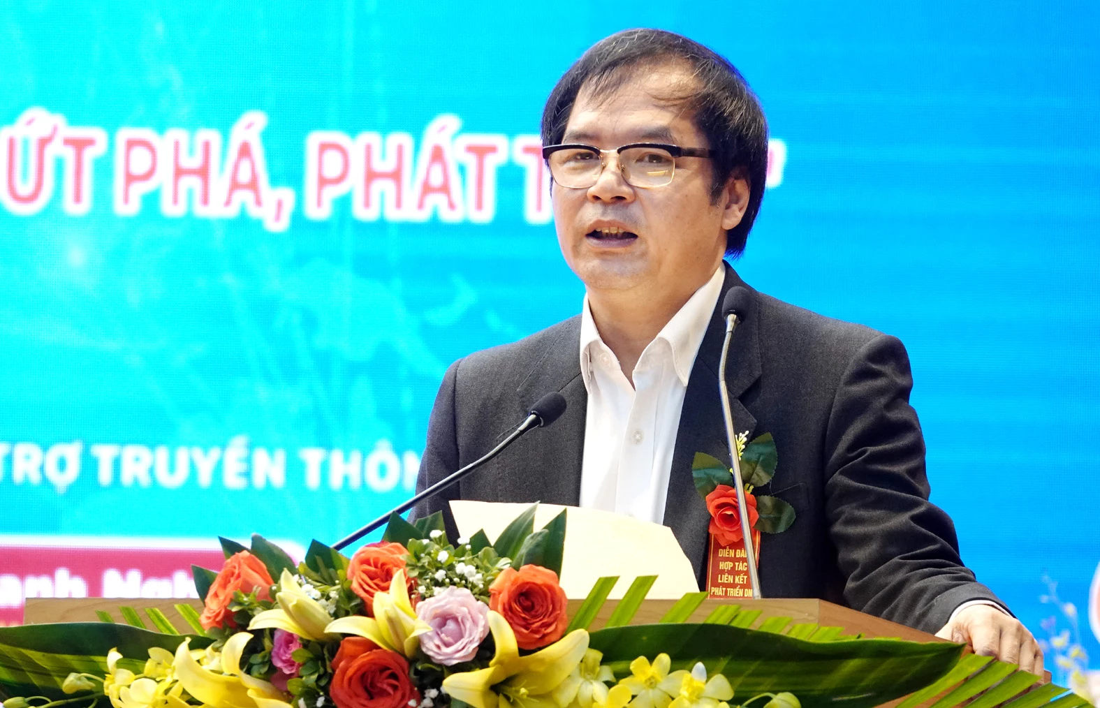 Dr. To Hoai Nam - Vice Chairman of VINASME speaks at the Forum. 