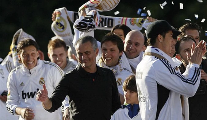 Ronaldo ăn mừng chức vô địch La Liga bên cạnh Mourinho