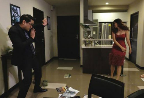 Nhìn số nhẫn vàng rơi lăn lóc dưới nhà, em điên tiết lao vào bóp cổ chồng cho hả dạ