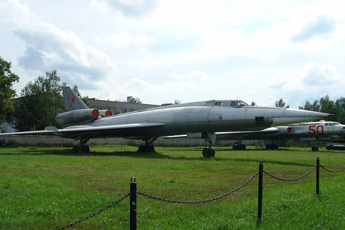 Tupolev Tu-22 dù là máy bay ném bom phản lực đầu tiên trên thế giới có khả năng đạt tốc độ siêu âm nhưng lại không được biết tới nhiều như người anh em của nó - chiếc Tu-22M. Nguồn ảnh: Rumil.