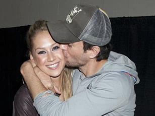 Anna Kournikova - Enrique Iglesias chào đón con thứ 3