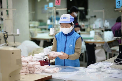 Các doanh nghiệp đang tăng cường sản xuất khẩu trang vải kháng khuẩn (Ảnh: Internet) 