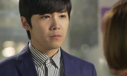 Về nhà bất ngờ, vợ nháo nhào mang rác ra nhờ chồng đổ, chồng xông vào, thấy cậu bạn thân đang ngồi co ro