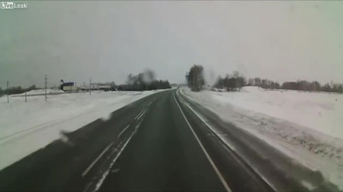 Clip: Khoảnh khắc chiếc Toyota Corolla vượt ẩu rồi mất lái, đâm thẳng vào xe tải