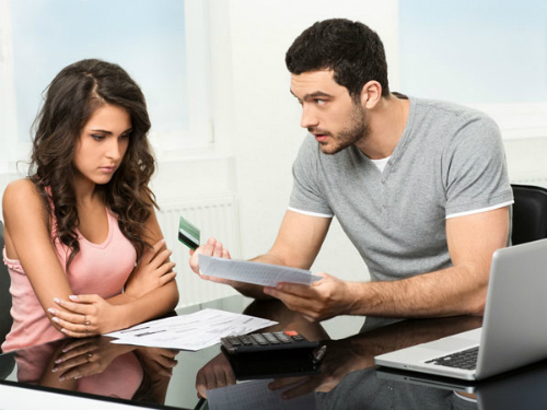 Phát hiện tôi lập quỹ đen, chồng một mực đòi ly hôn