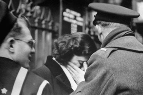 Ngắm khoảnh khắc đong đầy yêu thương thời chiến