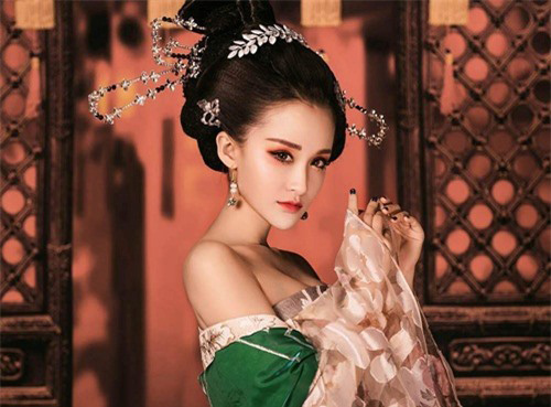 Thú vui "biến thái" của Hoàng đế khiến mỹ nhân tuyệt sắc Phùng Tiểu Liên được độc sủng vẫn chết trong cay đắng