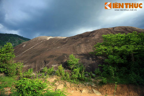 Giải mã những 'bí ẩn' liên quan đến tảng đá nguyên khối khổng lồ nhất Việt Nam