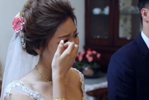 Ngày em tái hôn, con gái 7 tuổi khóc nức nở đòi theo mẹ mà chồng mới cứ giằng lại