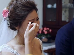 Ngày em tái hôn, con gái 7 tuổi khóc nức nở đòi theo mẹ mà chồng mới cứ giằng lại