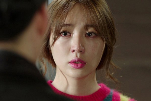 Tân hôn, tôi rụt rè đưa tay khẽ chạm vào lưng chồng, anh hất ra cáu kỉnh: "Tránh ra, để yên cho tôi ngủ"