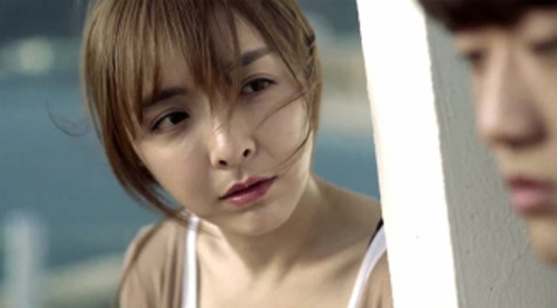 Lặng người phát hiện con cô hàng xóm khiếm thị là nhờ chồng "làm phúc"