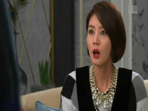 Vừa nhìn thấy tên cháu nội trên giấy khai sinh chồng cầm về, bố mẹ chồng mặt tái mét đứng không vững