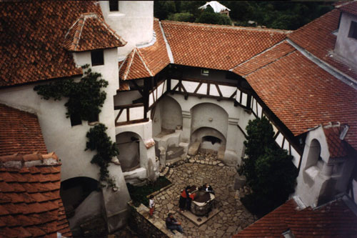 Cận cảnh lâu đài ma nổi tiếng nhất thế giới