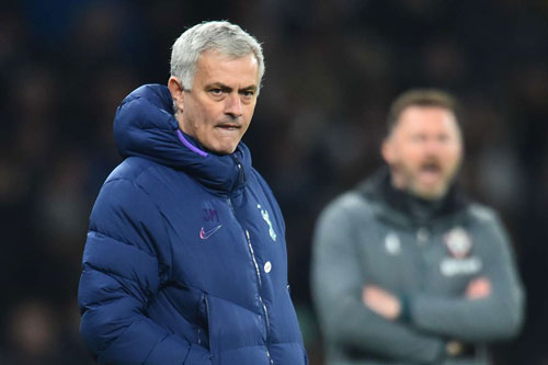 Gạch tên Man Utd khỏi top 4, HLV Mourinho 'chỉ điểm' Wolves và Sheffield