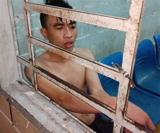 Một thanh niên lao vào trụ sở công an đâm chết dân phòng - 1 Một thanh niên lao vào trụ sở công an đâm chết dân phòng - 1