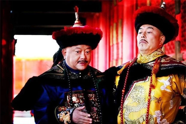 Hình ảnh nhân vật Hòa Thân cùng vua Càn Long trên phim ảnh