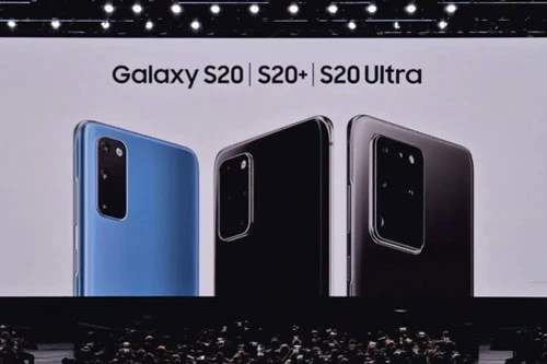 Những hình ảnh đầu tiên về bộ ba Samsung Galaxy S20, S20 Plus và S20 Ultra xuất hiện trên sân khấu sự kiện UNPACKED. (Ảnh: The Verge)