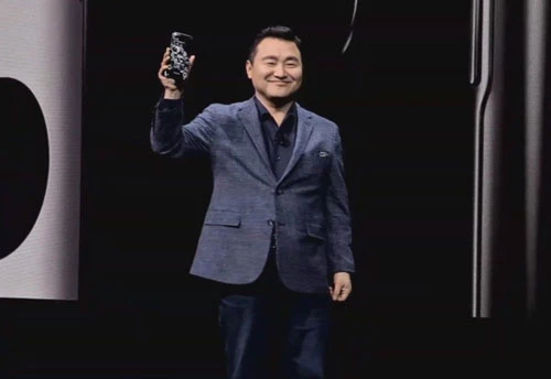 Ông TM Roh, người đứng đầu mảng di động mới của Samsung, giới thiệu sản phẩm. (Ảnh: The Verge)