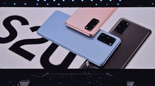Camera là điểm nhấn chính trên những chiếc điện thoại mới. Trên series S20, camera sau của điện thoại được đặt ở góc trên bên phải và có khối hình chữ nhật khá lớn. (Ảnh: The Verge)