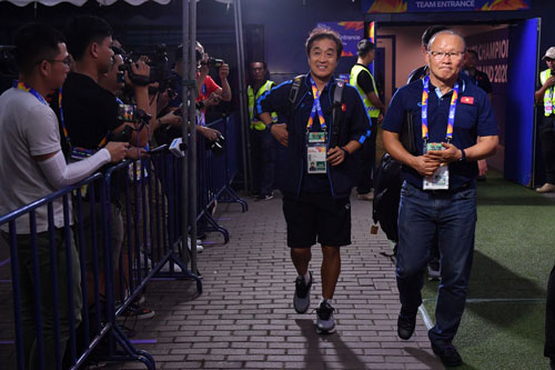 Th&#x1EA7;y Park b&#x1ECB; c&#x1EA5;m ch&#x1EC9; &#x111;&#x1EA1;o, tr&#x1EE3; l&#xFD; Lee s&#x1EBD; &#x201C;ra tay&#x201D; trong m&#xE0;n so t&#xE0;i c&#x1EE7;a &#x110;T Vi&#x1EC7;t Nam vs Iraq?