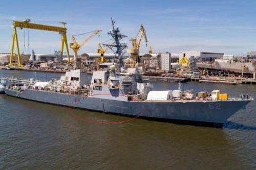 Phần thân vỏ được vá của tàu USS Fitzgerald (DDG 62).