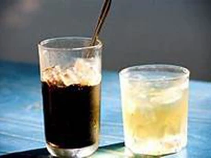 Uống nước trước hay sau khi uống cà phê là đúng nhất? nhiều người vẫn uống sai mà không biết