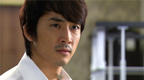 Định đạp cửa xông vào nhà đánh ghen nhưng nghe được câu nói của vợ, chồng mắt cay xè 'chết trân' bên ngoài