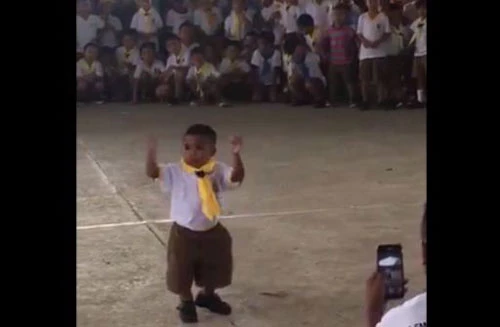 Hình ảnh cậu bé thể hiện điệu nhảy của mình ngay tại sân trường. Ảnh cắt ra từ clip.